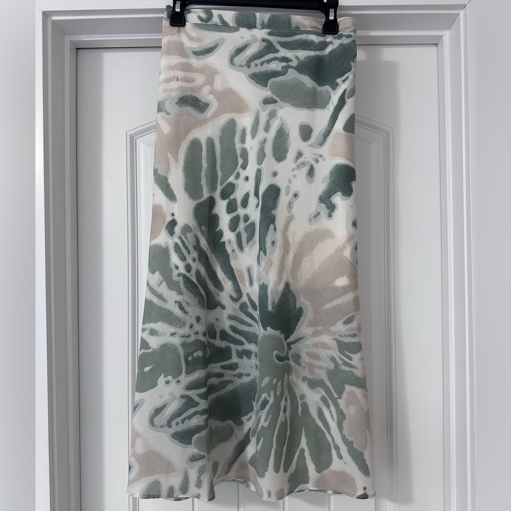 Elegant Green and Cream Skirt